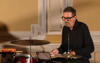 Stefan Greussing, Percussion, bei Leas Wandlung recreate 15.8.2025 (c) Martin Lugmayr